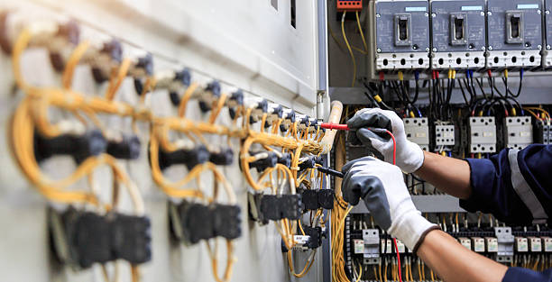 Professional Electrician technician working in Powell, AL